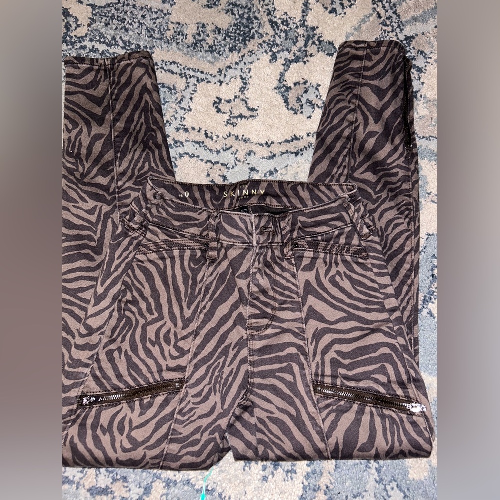 Brown skinny jeans with dark brown waves